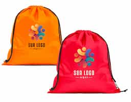 Saco tipo mochila em poliéster reciclado 190T, leve e resistente, com alças para transporte confortável. Produzido a partir de plástico reciclado, contribui para a redução de resíduos e reforça o compromisso ambiental da sua marca. Perfeito como brinde corporativo sustentável, unindo funcionalidade e consciência ecológica.