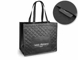 Sacola de compras em non-woven laminado (110 g/m²) com bolso frontal (175 g/m²). 381 x 330 mm