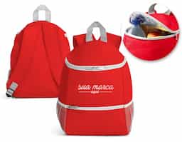 Mochila térmica confeccionada em tecido 600D, resistente e ideal para o transporte de alimentos e bebidas. Possui bolso frontal com zíper para itens de fácil acesso e dois bolsos laterais em tela mesh, que auxiliam na organização. Com capacidade de até 9 litros, é uma opção prática e funcional para o uso no dia a dia.
