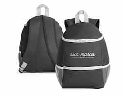 Mochila térmica confeccionada em tecido 600D, resistente e ideal para o transporte de alimentos e bebidas. Possui bolso frontal com zíper para itens de fácil acesso e dois bolsos laterais em tela mesh, que auxiliam na organização. Com capacidade de até 9 litros, é uma opção prática e funcional para o uso no dia a dia.