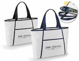 Sacola térmica confeccionada em tecido 600D, com fechamento em zíper e alças em webbing de 55 cm que proporcionam conforto no transporte. Possui compartimento externo aberto com bolso frontal para itens de fácil acesso. Com capacidade de até 14 litros, é prática para transportar alimentos e bebidas, sendo ideal para passeios, viagens ou momentos de lazer, como idas à praia.
