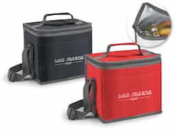 Bolsa térmica confeccionada em tecido 600D, material resistente e durável, ideal para o transporte de alimentos e bebidas. Possui bolso frontal para itens de fácil acesso e alça em webbing ajustável que proporciona mais conforto durante o uso. Com capacidade de até 9 litros, é prática e funcional para o dia a dia.