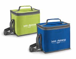 Bolsa térmica confeccionada em tecido 600D, material resistente e durável, ideal para o transporte de alimentos e bebidas. Possui bolso frontal para itens de fácil acesso e alça em webbing ajustável que proporciona mais conforto durante o uso. Com capacidade de até 9 litros, é prática e funcional para o dia a dia.