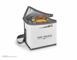 Bolsa térmica confeccionada em tecido 600D, material resistente e durável, ideal para o transporte de alimentos e bebidas. Possui bolso frontal para itens de fácil acesso e alça em webbing ajustável que proporciona mais conforto durante o uso. Com capacidade de até 9 litros, é prática e funcional para o dia a dia.