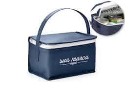 Bolsa térmica produzida em non-woven de 80 g/m², material leve e prático para o transporte de alimentos e bebidas em pequenas quantidades. Compacta e de fácil manuseio, contribui para a conservação da temperatura por mais tempo. Com capacidade de até 3 litros, é uma alternativa funcional para o cotidiano e ações promocionais.