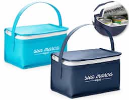 Bolsa térmica produzida em non-woven de 80 g/m², material leve e prático para o transporte de alimentos e bebidas em pequenas quantidades. Compacta e de fácil manuseio, contribui para a conservação da temperatura por mais tempo. Com capacidade de até 3 litros, é uma alternativa funcional para o cotidiano e ações promocionais.