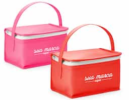 Bolsa térmica produzida em non-woven de 80 g/m², material leve e prático para o transporte de alimentos e bebidas em pequenas quantidades. Compacta e de fácil manuseio, contribui para a conservação da temperatura por mais tempo. Com capacidade de até 3 litros, é uma alternativa funcional para o cotidiano e ações promocionais.