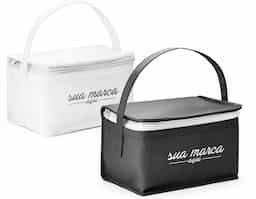 Bolsa térmica produzida em non-woven de 80 g/m², material leve e prático para o transporte de alimentos e bebidas em pequenas quantidades. Compacta e de fácil manuseio, contribui para a conservação da temperatura por mais tempo. Com capacidade de até 3 litros, é uma alternativa funcional para o cotidiano e ações promocionais.