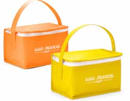 Bolsa térmica produzida em non-woven de 80 g/m², material leve e prático para o transporte de alimentos e bebidas em pequenas quantidades. Compacta e de fácil manuseio, contribui para a conservação da temperatura por mais tempo. Com capacidade de até 3 litros, é uma alternativa funcional para o cotidiano e ações promocionais.