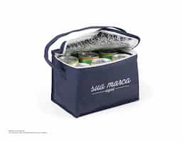 Bolsa térmica produzida em non-woven de 80 g/m², material leve e prático para o transporte de alimentos e bebidas em pequenas quantidades. Compacta e de fácil manuseio, contribui para a conservação da temperatura por mais tempo. Com capacidade de até 3 litros, é uma alternativa funcional para o cotidiano e ações promocionais.
