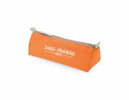 Estojo para lápis confeccionado em tecido 600D, material resistente e durável, ideal para o uso diário. Espaçoso e prático, é perfeito para organizar e armazenar lápis, canetas e outros itens essenciais do material escolar ou de escritório. Seu design funcional facilita o transporte e mantém os acessórios sempre protegidos. Versátil e útil, é uma excelente opção de brinde corporativo para ações promocionais, eventos educacionais e campanhas institucionais, agregando praticidade ao dia a dia do usuário.