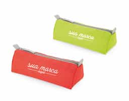 Estojo para lápis confeccionado em tecido 600D, material resistente e durável, ideal para o uso diário. Espaçoso e prático, é perfeito para organizar e armazenar lápis, canetas e outros itens essenciais do material escolar ou de escritório. Seu design funcional facilita o transporte e mantém os acessórios sempre protegidos. Versátil e útil, é uma excelente opção de brinde corporativo para ações promocionais, eventos educacionais e campanhas institucionais, agregando praticidade ao dia a dia do usuário.