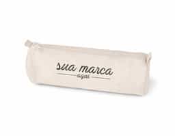 Estojo para lápis confeccionado em 100% algodão canvas (290 g/m²), material resistente e de alta qualidade, ideal para o uso diário. Prático e versátil, é perfeito para armazenar lápis, canetas e outros pequenos acessórios, mantendo os itens organizados e protegidos. Seu design simples e funcional facilita o transporte em mochilas ou bolsas. Uma ótima opção de brinde corporativo, unindo utilidade, durabilidade e excelente espaço para personalização da marca.