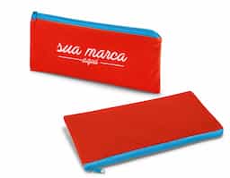 Estojo para lápis confeccionado em non-woven (100 g/m²), material leve e resistente, ideal para o uso diário. Prático e funcional, é perfeito para armazenar lápis, canetas e outros pequenos acessórios, mantendo os itens organizados e protegidos. Seu design simples facilita o transporte em mochilas, bolsas ou pastas. Versátil e útil, é uma excelente opção de brinde corporativo para ações promocionais, eventos educacionais e campanhas institucionais, oferecendo praticidade no dia a dia e bom espaço para personalização da marca.