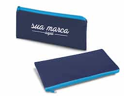 Estojo para lápis confeccionado em non-woven (100 g/m²), material leve e resistente, ideal para o uso diário. Prático e funcional, é perfeito para armazenar lápis, canetas e outros pequenos acessórios, mantendo os itens organizados e protegidos. Seu design simples facilita o transporte em mochilas, bolsas ou pastas. Versátil e útil, é uma excelente opção de brinde corporativo para ações promocionais, eventos educacionais e campanhas institucionais, oferecendo praticidade no dia a dia e bom espaço para personalização da marca.