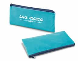 Estojo para lápis confeccionado em non-woven (100 g/m²), material leve e resistente, ideal para o uso diário. Prático e funcional, é perfeito para armazenar lápis, canetas e outros pequenos acessórios, mantendo os itens organizados e protegidos. Seu design simples facilita o transporte em mochilas, bolsas ou pastas. Versátil e útil, é uma excelente opção de brinde corporativo para ações promocionais, eventos educacionais e campanhas institucionais, oferecendo praticidade no dia a dia e bom espaço para personalização da marca.