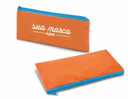 Estojo para lápis confeccionado em non-woven (100 g/m²), material leve e resistente, ideal para o uso diário. Prático e funcional, é perfeito para armazenar lápis, canetas e outros pequenos acessórios, mantendo os itens organizados e protegidos. Seu design simples facilita o transporte em mochilas, bolsas ou pastas. Versátil e útil, é uma excelente opção de brinde corporativo para ações promocionais, eventos educacionais e campanhas institucionais, oferecendo praticidade no dia a dia e bom espaço para personalização da marca.