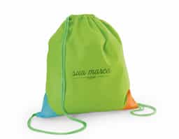 acola tipo mochila em non-woven (80 m/g²) com cantos triangulares coloridos. 300 x 350 mm