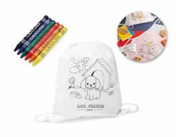 Sacola tipo mochila para colorir em non-woven (80 g/m²) com desenho impresso e bolso interior. 6 gizes de cera inclusos. 300 x 350 mm