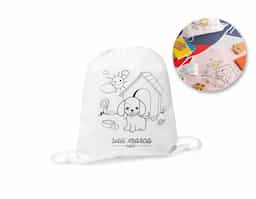 Sacola tipo mochila para colorir em non-woven (80 g/m²) com desenho impresso e bolso interior. 6 gizes de cera inclusos. 300 x 350 mm