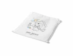 Sacola tipo mochila para colorir em non-woven (80 g/m²) com desenho impresso e bolso interior. 6 gizes de cera inclusos. 300 x 350 mm