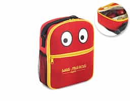 Bolsa térmica infantil confeccionada em tecido 600D, resistente e prática para o transporte de lanches e bebidas. Possui fechamento em zíper, bolso frontal para itens de fácil acesso e bolso lateral em tela mesh que auxilia na organização. Conta ainda com alça ajustável em webbing para maior conforto no transporte. Com capacidade de até 4 litros, é ideal para o uso no dia a dia. 