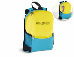 Mochila em 600D com bolso frontal com zíper e 2 bolsos laterais em tela. 240 x 320 x 80 mm