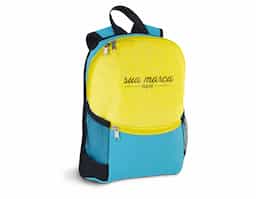 Mochila em 600D com bolso frontal com zíper e 2 bolsos laterais em tela. 240 x 320 x 80 mm