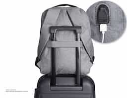  Mochila confeccionada em nylon com compartimento para notebook até 15,6 polegadas.