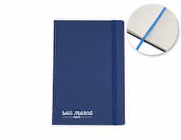Caderneta tipo moleskine em couro sintético com marcador de página em cetim e fita elástica para fechar. Contém aproximadamente 80 folhas com pauta.