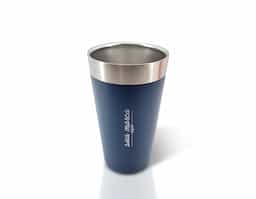 Copo térmico de inox com capacidade para 473ml. Produto livre de BPA.