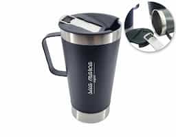 Caneca térmica de inox com capacidade para 550ml. Acompanha uma tampa de plástico e um abridor de garrafas. O abridor fica preso em um encaixe existente na tampa, porém é removível.
