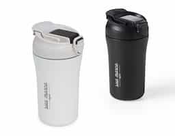 Copo 450 ml parede dupla em inox, Copo com parte inferior emborrachada antideslizante, tampa rosqueável com abertura no bocal para beber e canudo com bico de silicone .