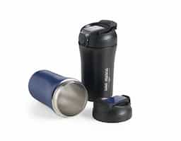 Copo 450 ml parede dupla em inox, Copo com parte inferior emborrachada antideslizante, tampa rosqueável com abertura no bocal para beber e canudo com bico de silicone .