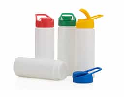 Squeeze de polietileno 550ml com tampa plástica rosqueável, contém alça e tampa protetora para o bocal.				