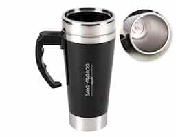 Caneca de inox com capacidade de 400ml . Vem acoplado em seu interior uma hélice de silicone para misturar. O produto utiliza duas pilhas AA que não este incluso. Acompanha uma tampa de plástico e inox. O botão para a ativação da função mixer fica em cima da alça.