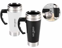 Caneca de inox com capacidade de 400ml . Vem acoplado em seu interior uma hélice de silicone para misturar. O produto utiliza duas pilhas AA que não este incluso. Acompanha uma tampa de plástico e inox. O botão para a ativação da função mixer fica em cima da alça.