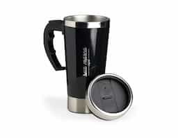 Caneca de inox com capacidade de 400ml . Vem acoplado em seu interior uma hélice de silicone para misturar. O produto utiliza duas pilhas AA que não este incluso. Acompanha uma tampa de plástico e inox. O botão para a ativação da função mixer fica em cima da alça.