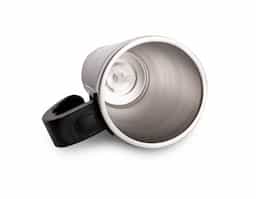 Caneca de inox com capacidade de 400ml . Vem acoplado em seu interior uma hélice de silicone para misturar. O produto utiliza duas pilhas AA que não este incluso. Acompanha uma tampa de plástico e inox. O botão para a ativação da função mixer fica em cima da alça.