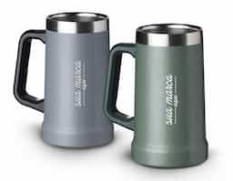 Caneca térmica de inox com pegador plástico, capacidade de 700ml. Material livre de BPA.