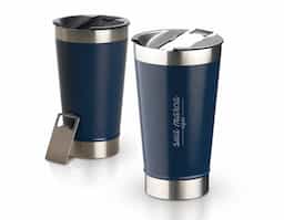 Copo térmico de inox com acabamento texturizado e capacidade 500ml, material livre de BPA. Contém tampa com abridor.