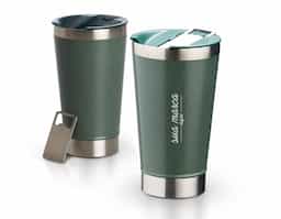 Copo térmico de inox com acabamento texturizado e capacidade 500ml, material livre de BPA. Contém tampa com abridor.