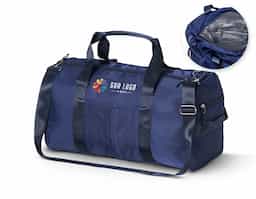 Bolsa esportiva de 36 litros em poliéster resistente à água com cinco compartimentos, sendo dois deles exclusivos para tênis e itens molhados. Contém bolso para encaixe em malas de viagem, bolso interno, alça de mão lateral extra e acompanha alça transversal.

As ferragens podem variar entre acabamento prata e dourado, conforme o lote disponível.
