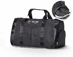Bolsa esportiva de 36 litros em poliéster resistente à água com cinco compartimentos, sendo dois deles exclusivos para tênis e itens molhados. Contém bolso para encaixe em malas de viagem, bolso interno, alça de mão lateral extra e acompanha alça transversal.

As ferragens podem variar entre acabamento prata e dourado, conforme o lote disponível.