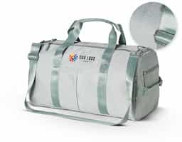 Bolsa esportiva de 36 litros em poliéster resistente à água com cinco compartimentos, sendo dois deles exclusivos para tênis e itens molhados. Contém bolso para encaixe em malas de viagem, bolso interno, alça de mão lateral extra e acompanha alça transversal.

As ferragens podem variar entre acabamento prata e dourado, conforme o lote disponível.