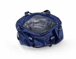 Bolsa esportiva de 36 litros em poliéster resistente à água com cinco compartimentos, sendo dois deles exclusivos para tênis e itens molhados. Contém bolso para encaixe em malas de viagem, bolso interno, alça de mão lateral extra e acompanha alça transversal.

As ferragens podem variar entre acabamento prata e dourado, conforme o lote disponível.