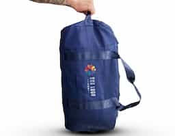 Bolsa esportiva de 36 litros em poliéster resistente à água com cinco compartimentos, sendo dois deles exclusivos para tênis e itens molhados. Contém bolso para encaixe em malas de viagem, bolso interno, alça de mão lateral extra e acompanha alça transversal.

As ferragens podem variar entre acabamento prata e dourado, conforme o lote disponível.
