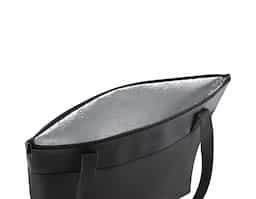 Bolsa térmica em nylon com capacidade para 20 litros. A bolsa possui detalhe em couro sintético na parte superior, e alça para ombro em nylon. 31x44,4x15cm				
