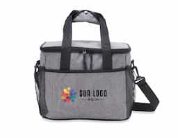 Bolsa térmica confeccionada em nylon, com capacidade de 14 litros, desenvolvida para transportar alimentos e bebidas com praticidade e segurança. Possui compartimento principal com revestimento térmico soldado e sistema antivazamento, que contribui para a conservação da temperatura. Conta com bolso frontal e bolsos laterais em malha para melhor organização. Dispõe ainda de alças de mão com suporte de junção e acompanha alça transversal, oferecendo maior conforto e versatilidade no transporte.