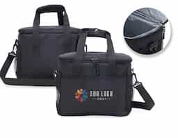 Bolsa térmica confeccionada em nylon, com capacidade de 14 litros, desenvolvida para transportar alimentos e bebidas com praticidade e segurança. Possui compartimento principal com revestimento térmico soldado e sistema antivazamento, que contribui para a conservação da temperatura. Conta com bolso frontal e bolsos laterais em malha para melhor organização. Dispõe ainda de alças de mão com suporte de junção e acompanha alça transversal, oferecendo maior conforto e versatilidade no transporte.